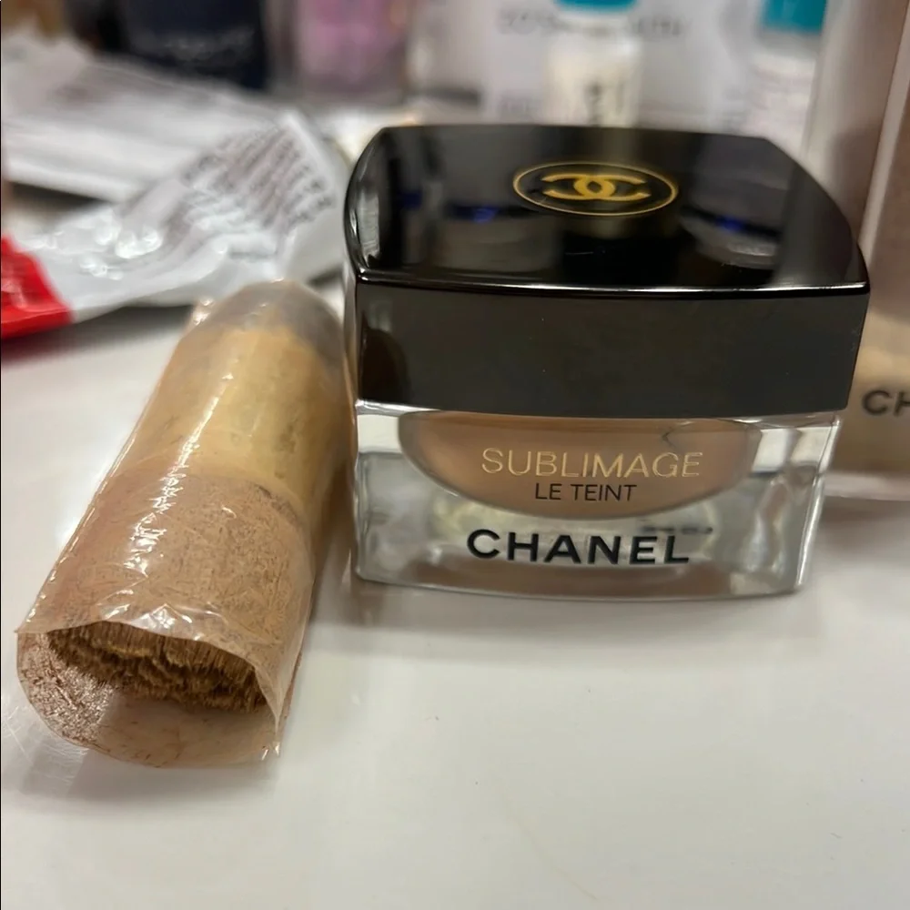 Chanel Foundation Set - Beige and Tan Shades - Picture 2 of 9